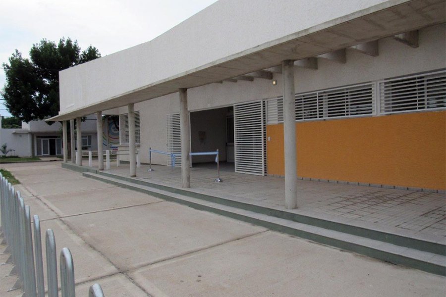 El ingreso principal al establecimiento educativo