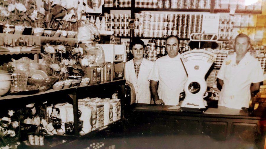 Año 1946, tiempos de un almacén de ramos generales que solía recibir a familias de toda la colonia que llegaba para abastecerse. 