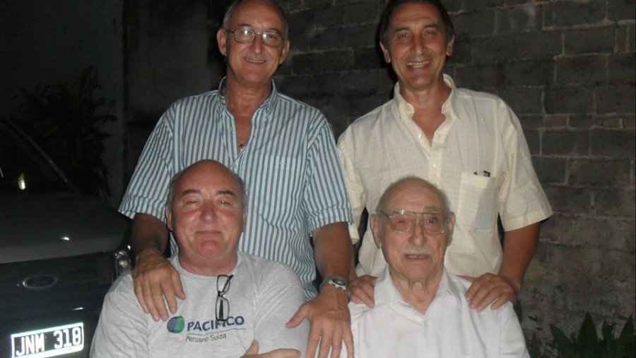 Con sus hijos celebrando sus 87 años de vida en mayo de 2014.