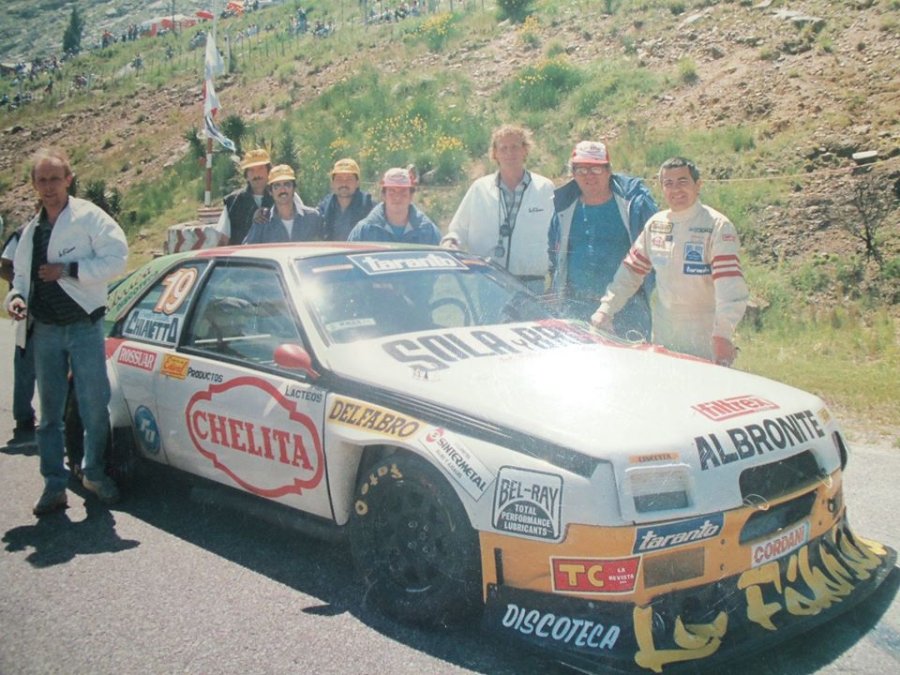 En la grilla de partida de Balcarce junto a su equipo en el TC2000 temporada 1990. 