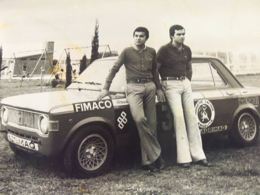 Junto a Carlos Kern en 1978. Dos jóvenes de la época que con el tiempo supieron transmitir su pasión por los motores a infinidad de personas en la ciudad. 