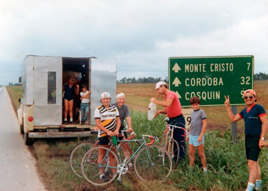 Parte final del cumplimento de la promesa. Campeones con el Fiat 128 Santafesino en 1982 y se fueron en bicicleta desde Esperanza hasta Córdoba.  