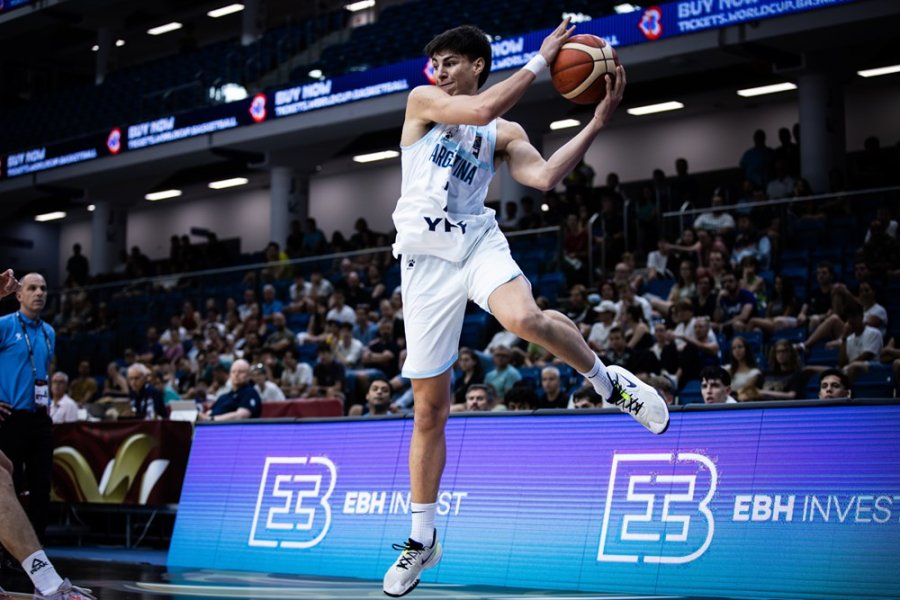 Collomb en el Mundial U19 frente a Serbia