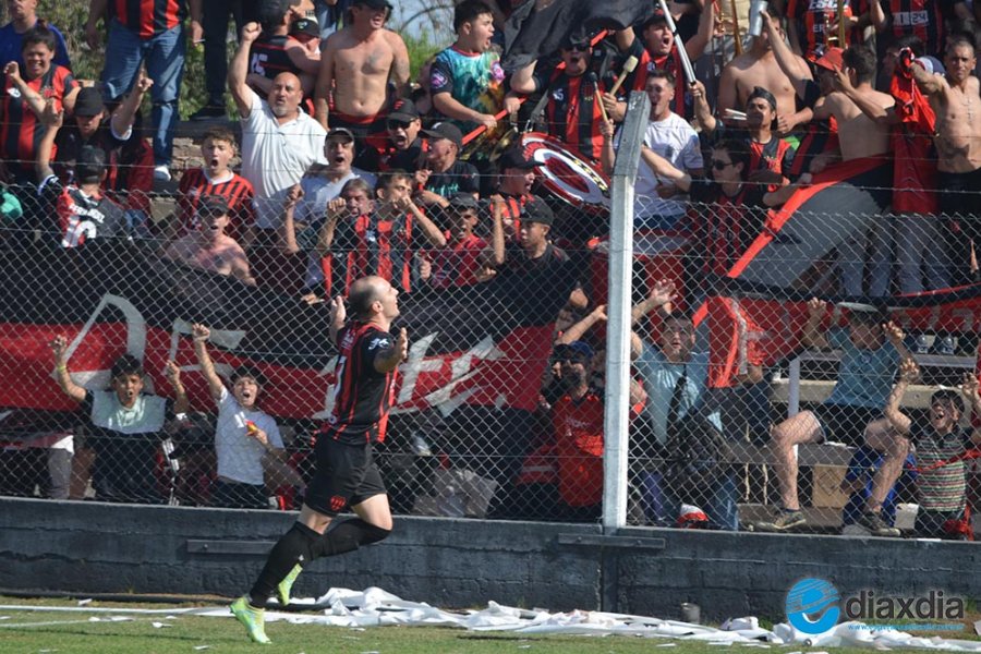 El goleador rojinegro y su festejo con la hinchada