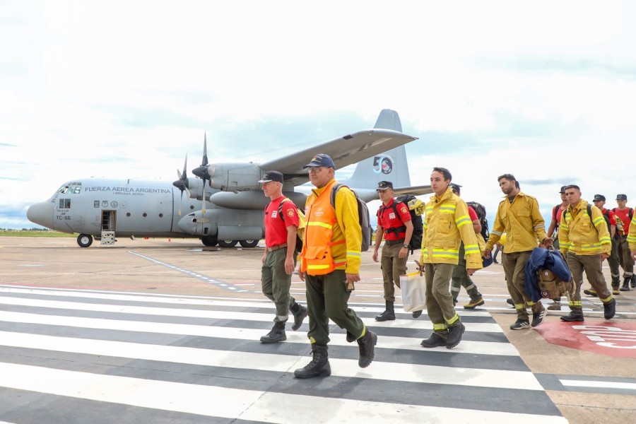Brigadistas santafesinos volaron en el Hércules