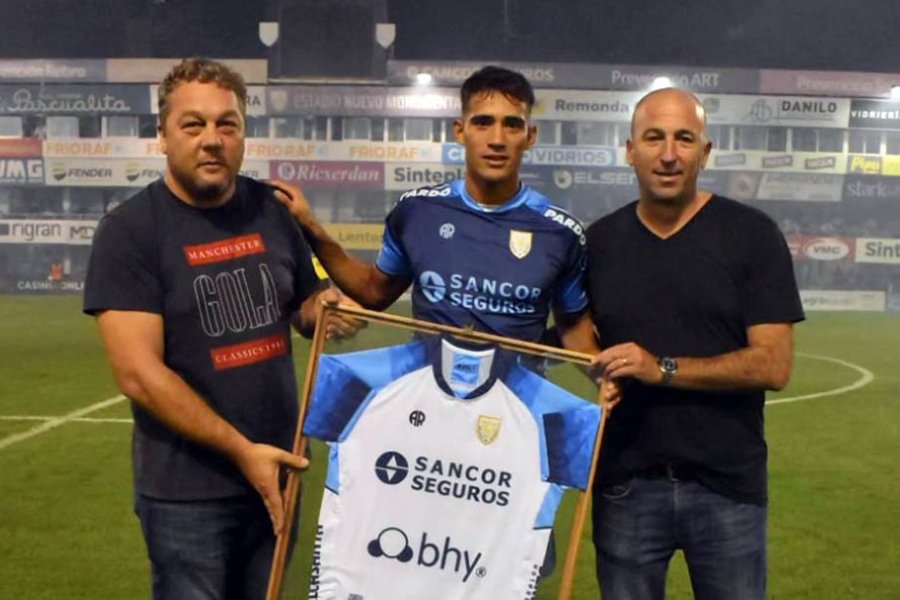 Ayrton Portillo y directivos de Atlético Rafaela