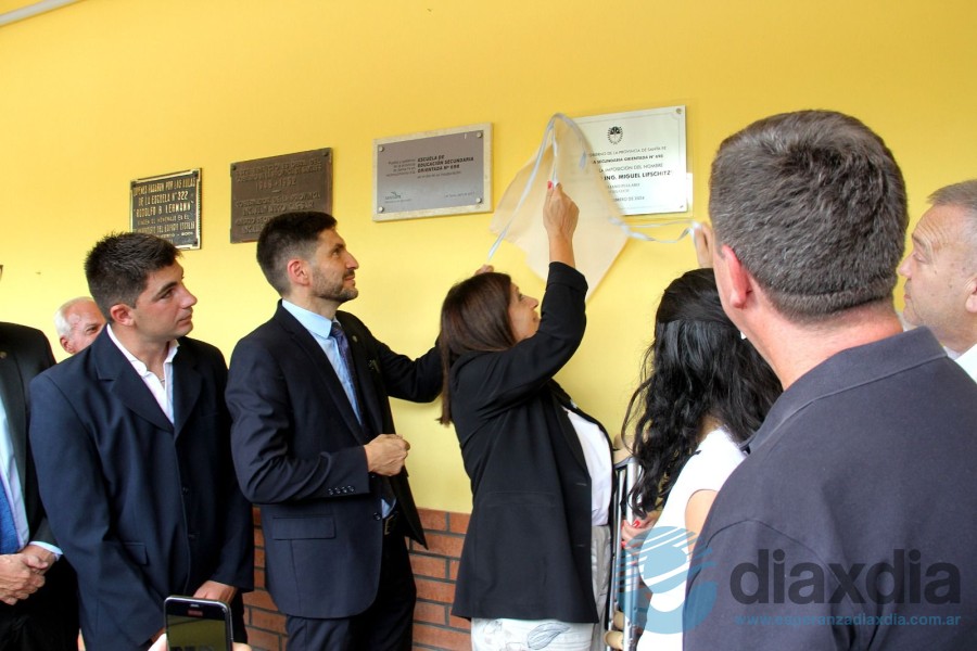 Maximiliano Pullaro y Clara García descubriendo una placa conmemorativa