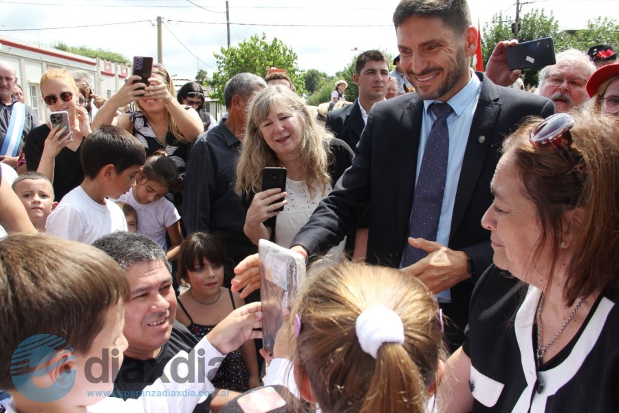 El gobernador recibe un emotivo obsequio