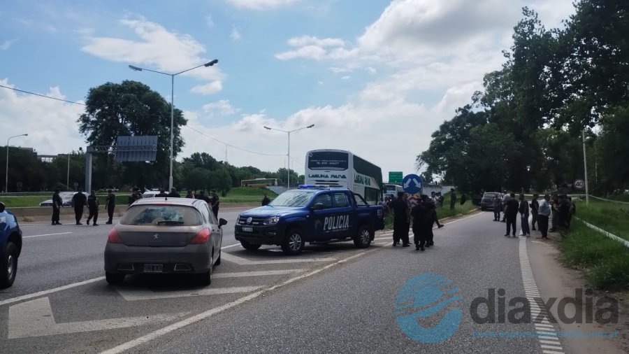 Gran operativo policial en el lugar - Radio dos