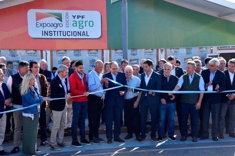 El tradicional corte de cintas, con los gobernador