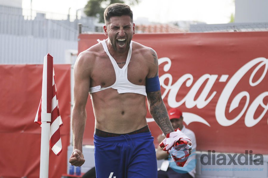 El festejo de Mariano Gómez en el clásico