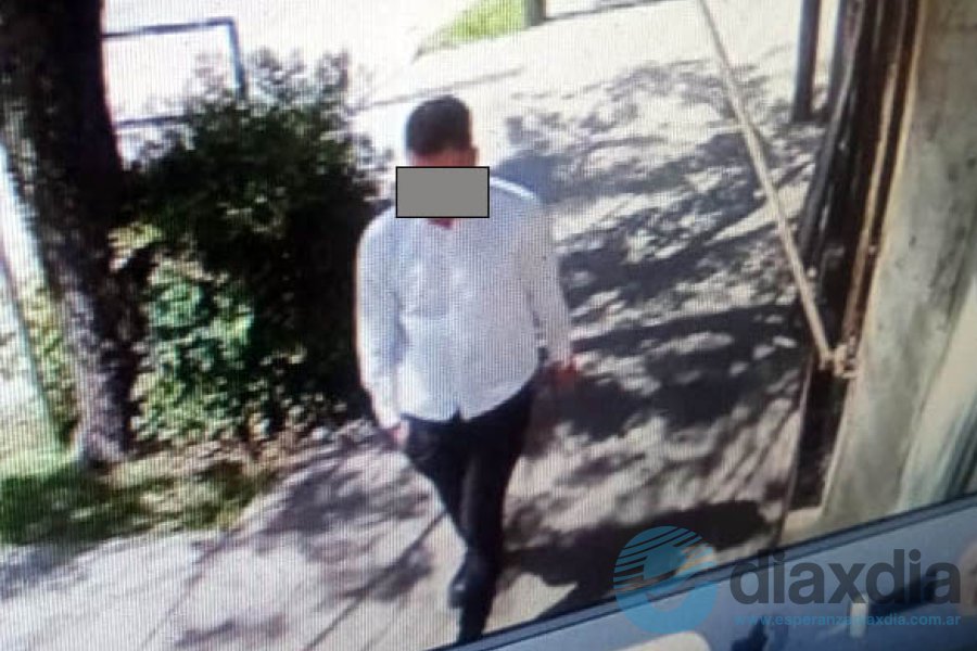 Quien sería el estafador se retira del lugar