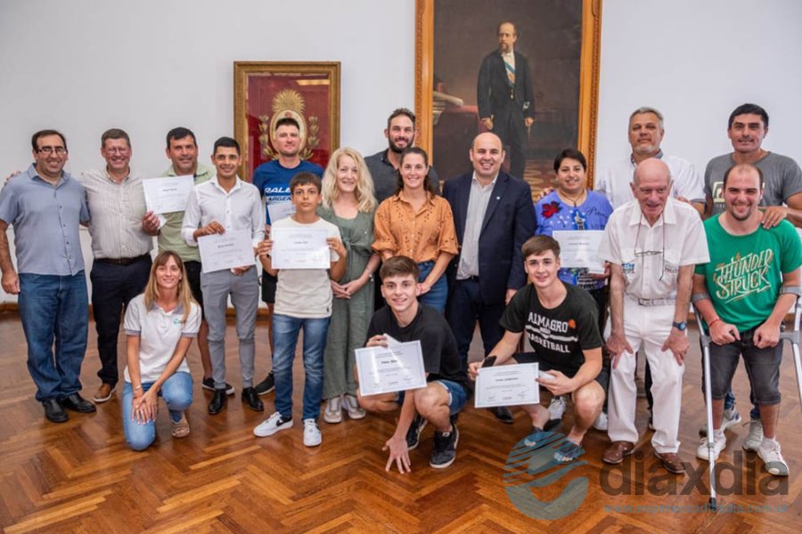 Los premiados y las autoridades municipales