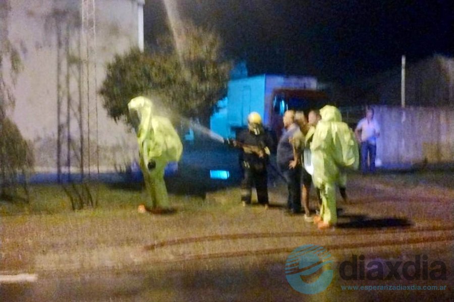 Bomberos Voluntarios en acción ante el escape Bomberos Voluntarios en acción ante el escape