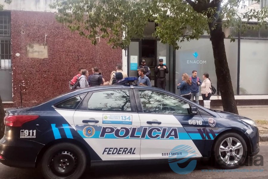 Policía Federal frente al local de Enacom Santa Fe