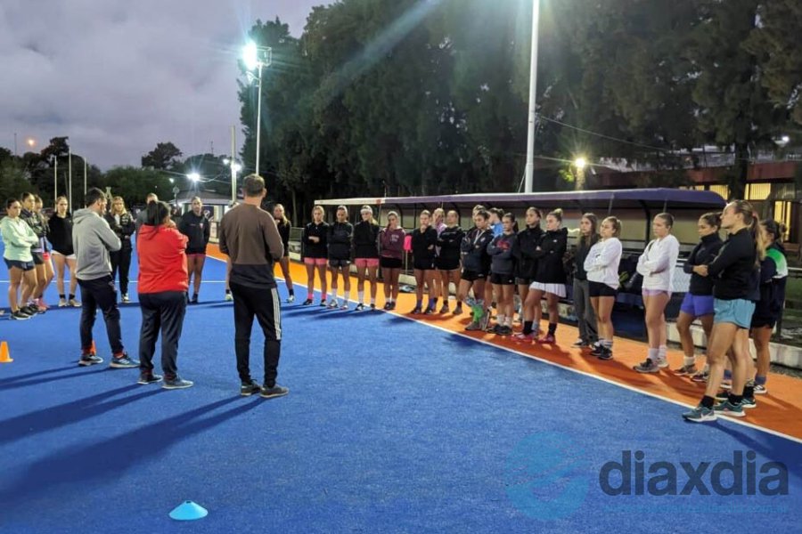 Equipo técnico y convocadas en charla previa