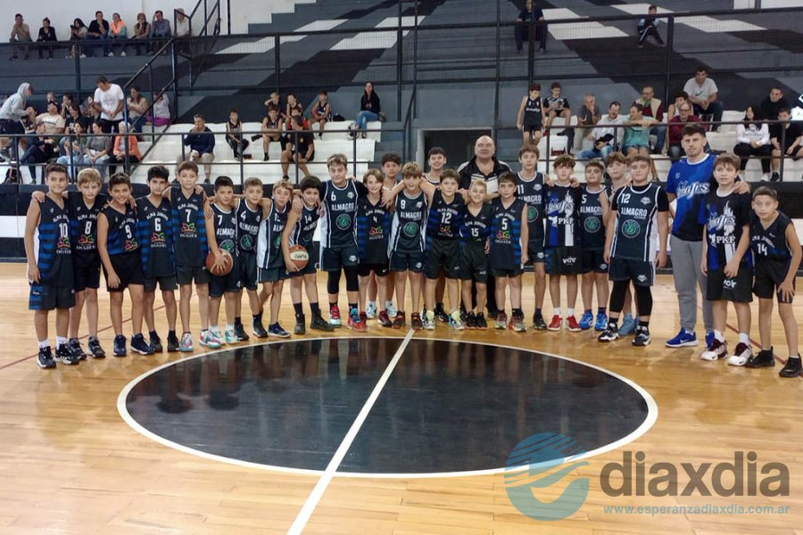 Todos juntos. Alma Juniors y Almagro en U13