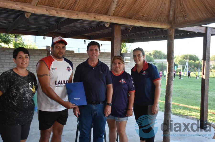 Ruben Pirola con los representantes de Esperanza Fútbol