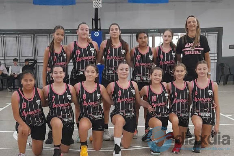 El plantel femenino U15 de Almagro en Sunchales