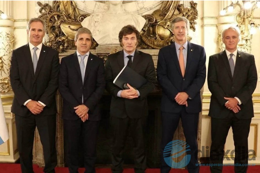 Javier Milei junto a funcionarios de Economía Javier Milei junto a funcionarios de Economía