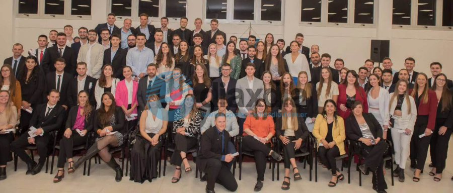 Los egresados agasajados en la sede de la facultad