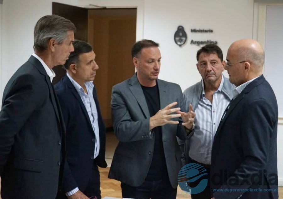 El ministro Lisandro Enrico con autoridades nacionales
