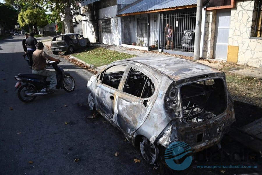 Autos incendiados en Rosario  - El Litoral