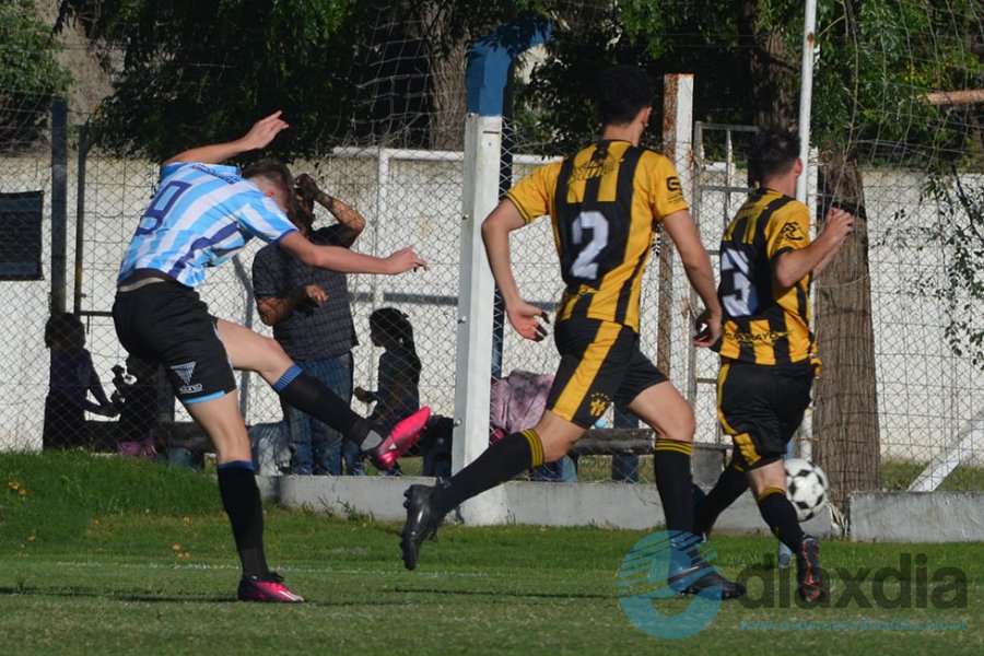 Federico Zenclussen patea para el primer gol