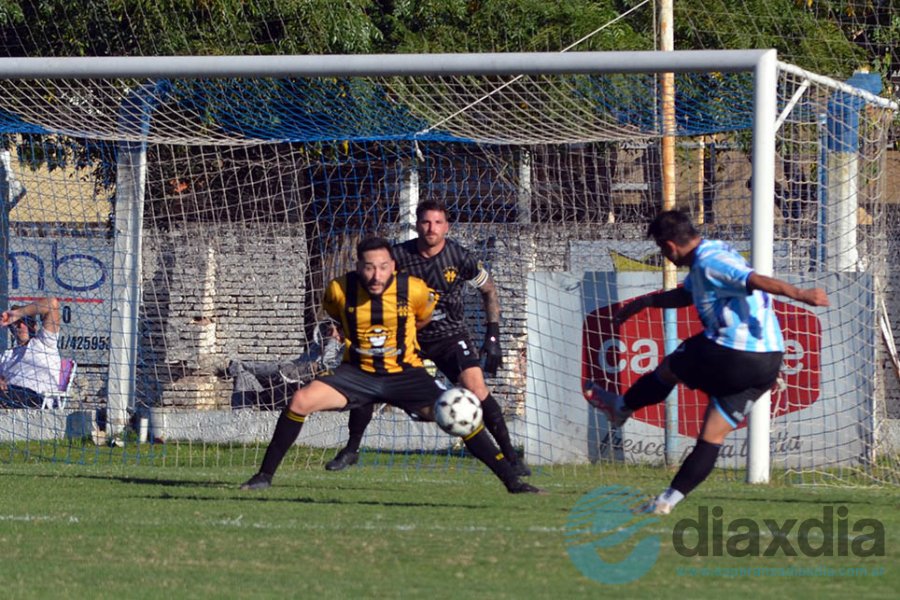 Insaurralde patea para el segundo gol santo