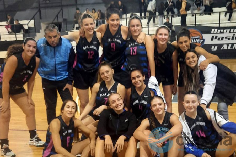 El primer equipo femenino de Alma tras la victoria