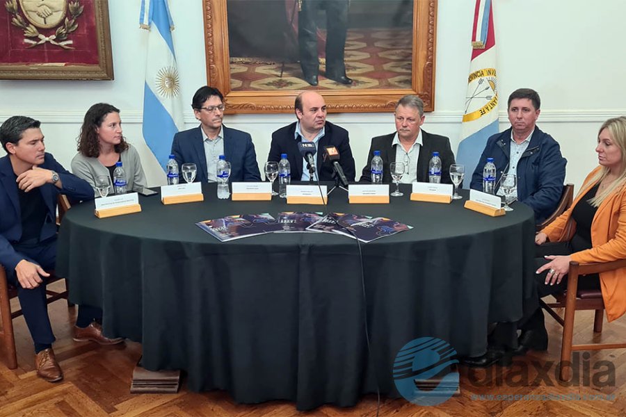 Las autoridades en el lanzamiento oficial Las autoridades en el lanzamiento oficial
