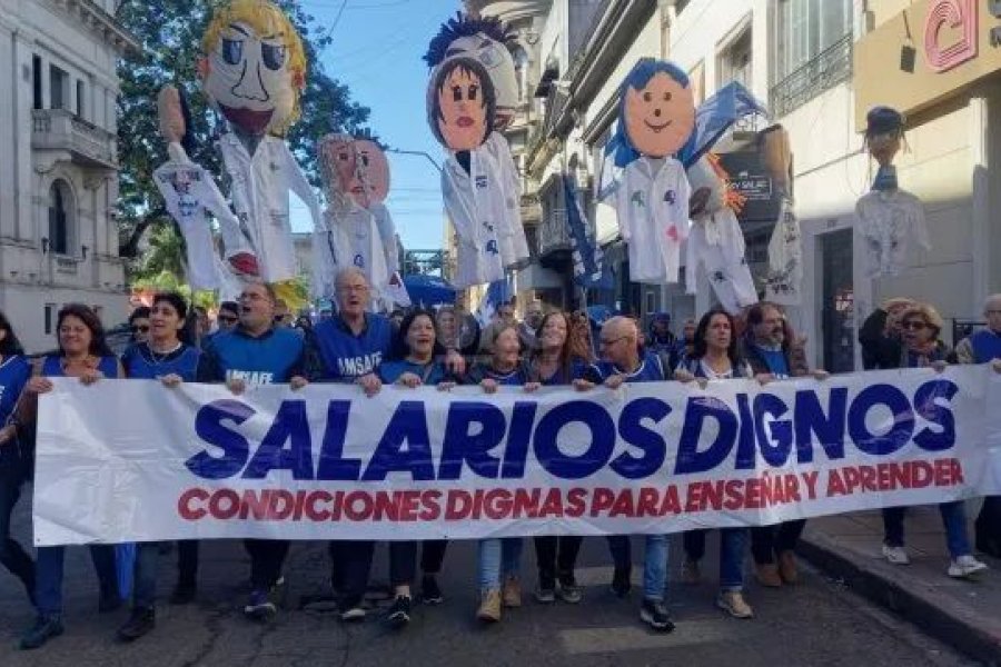 Una de las protestas de docentes en Santa Fe Una de las protestas de docentes en Santa Fe