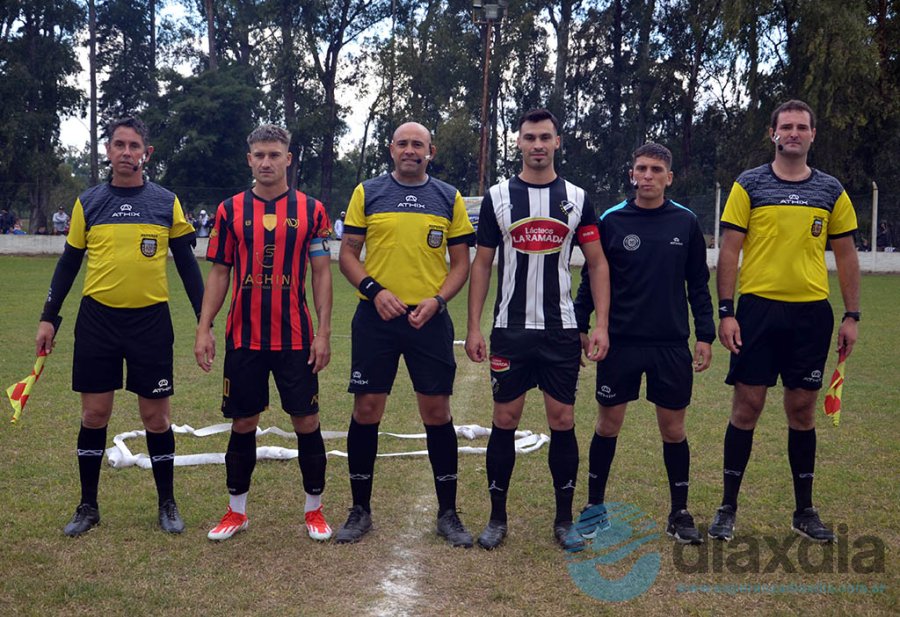 Los capitanes con la cuaterna arbitral encabezada por Lucas Brizzio - </p><!-- is a <br> -->
<p>Foto Esperanza Día x Día.