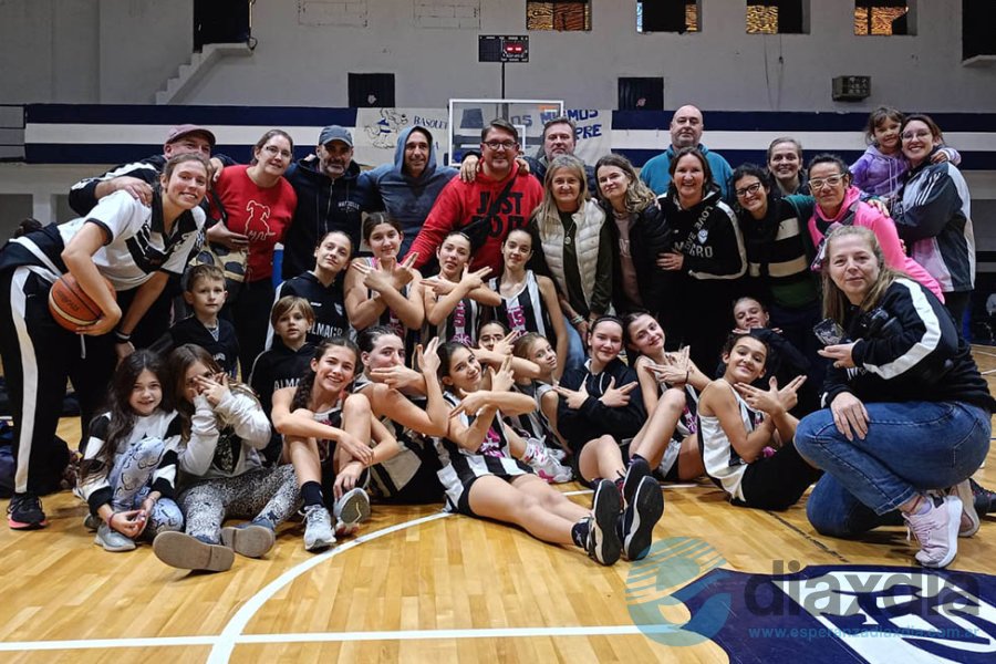 Las chicas U13 y su gente en Maciel