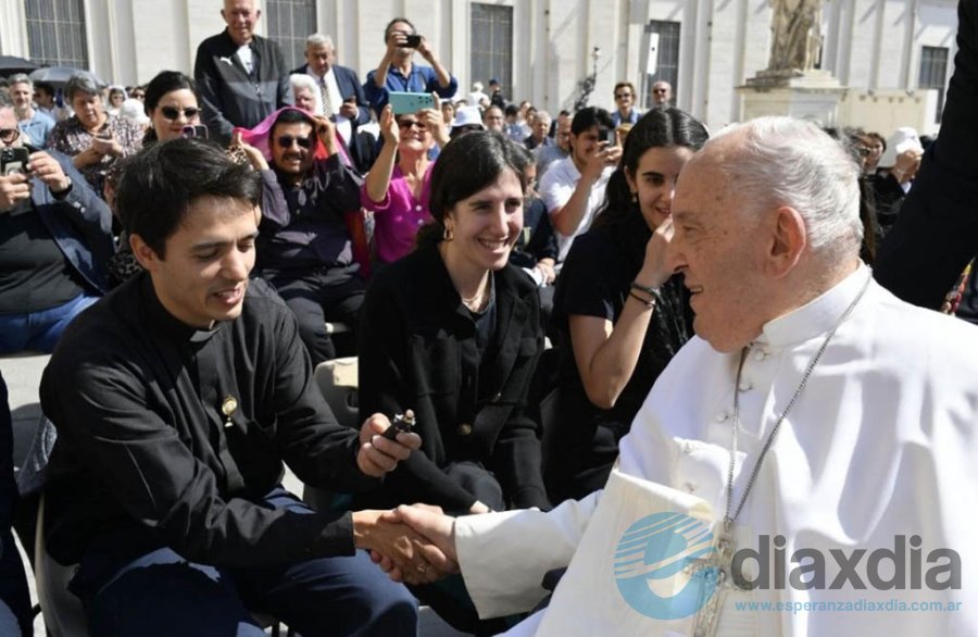 Federico Correa entrega una imagen de San Francisco de Asís a Francisco