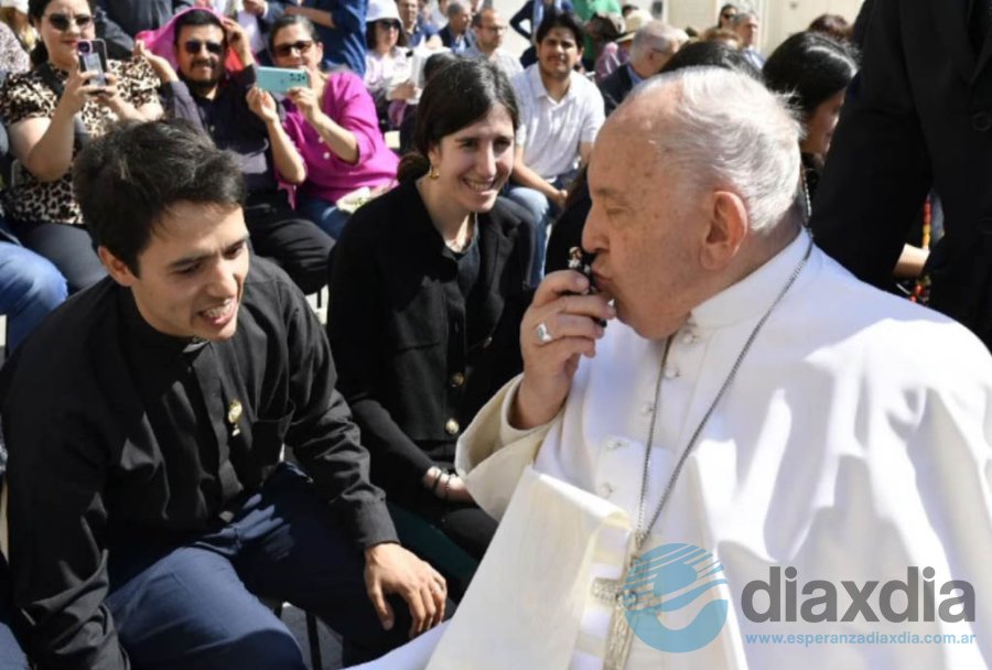 Momento en el cual el Santo Padre besa la imagen que le regaló Federico