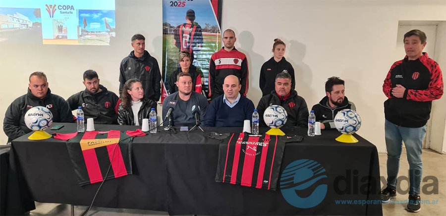 Presentación de jugadores, capitanes y técnicos de los dos planteles rojinegros que comienzan la Copa Santa Fe.