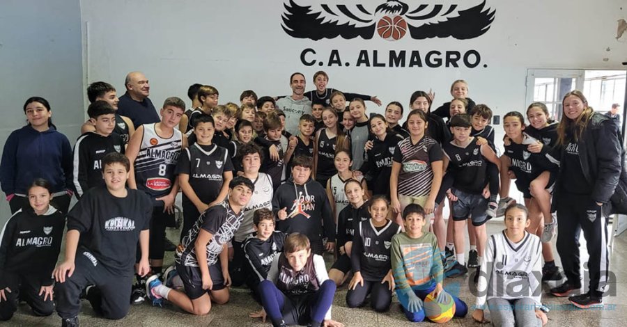 Luciano Pilatti con los participantes de la charla - Prensa Almagro