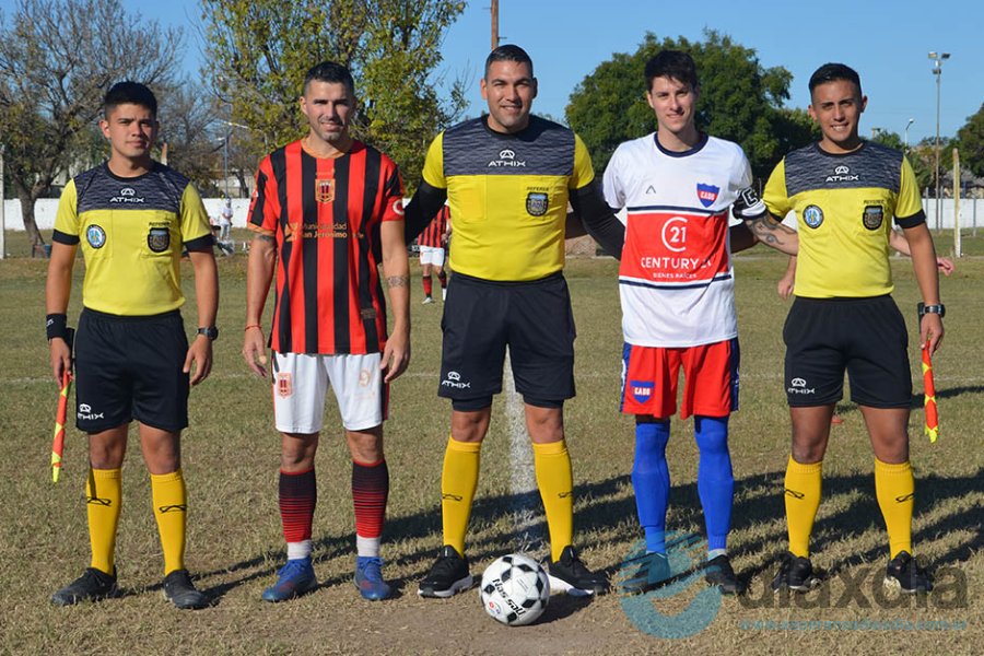 El árbitro Adrián Clavijo, líneas y capitanes
