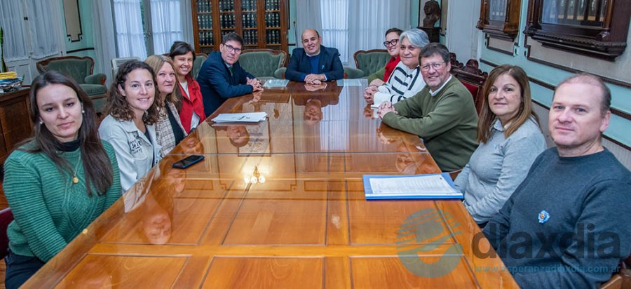 El ministro de educación entrega fondos a escuelas de la ciudad