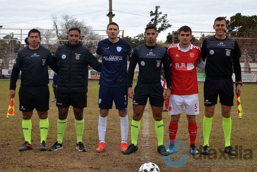 El árbitro Robertino Rojas, sus colaboradores y los capitanes - Foto Edxd