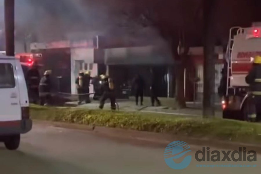 Bomberos trabajando desde el frente de la casa Bomberos trabajando desde el frente de la casa