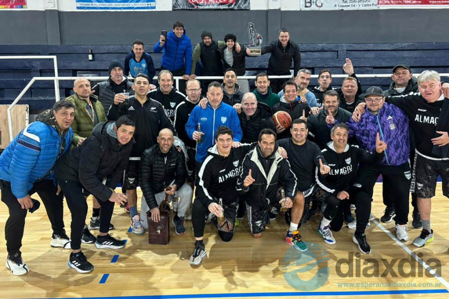 Los dos equipos de Almagro en el festejo final