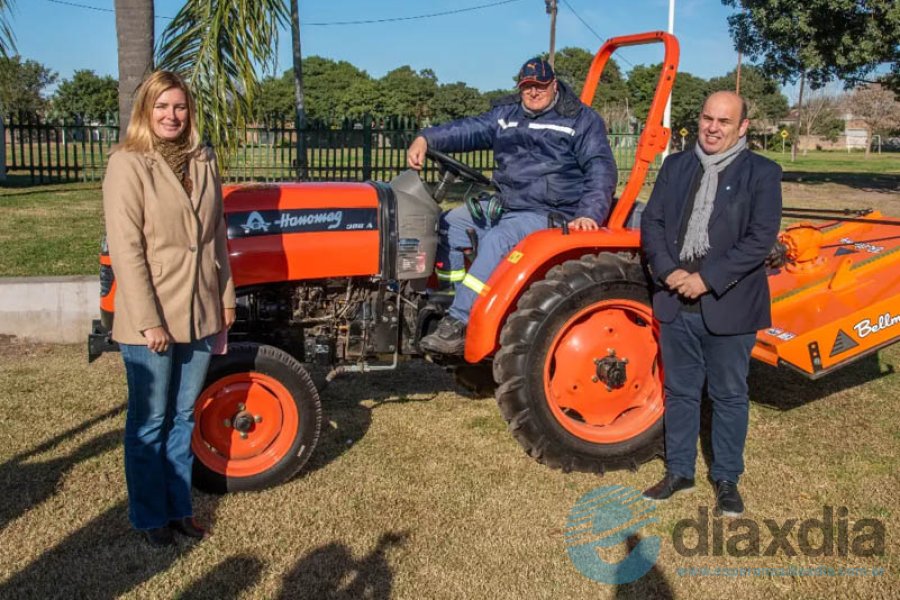 El intendente y su funcionaria junto a la maquina