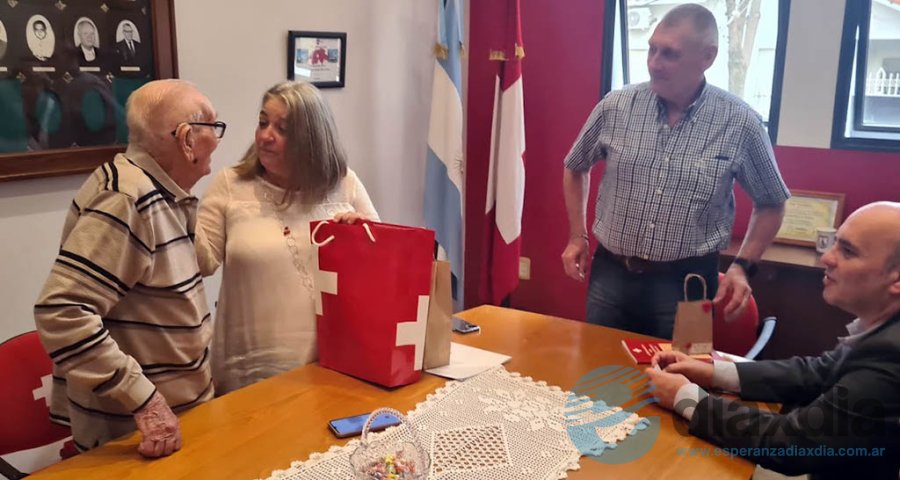 Baum entrega un presente a Don Rene Megevand