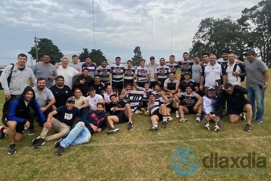 Equipo y colaboradores tras la victoria