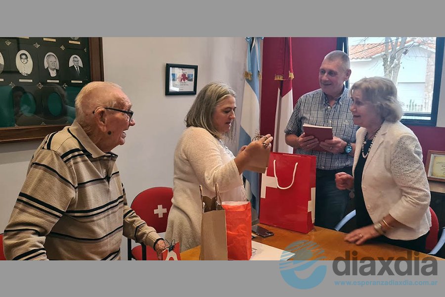 Intercambio de presentes con la diplomática