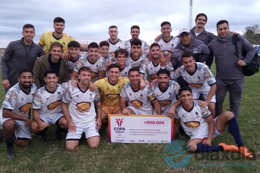 El Quilla recibe el cheque por pasar de fase