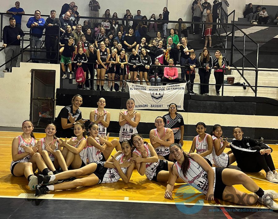 Festejo de las U15 de Almagro tras ganar el clásico - Prensa Almagro