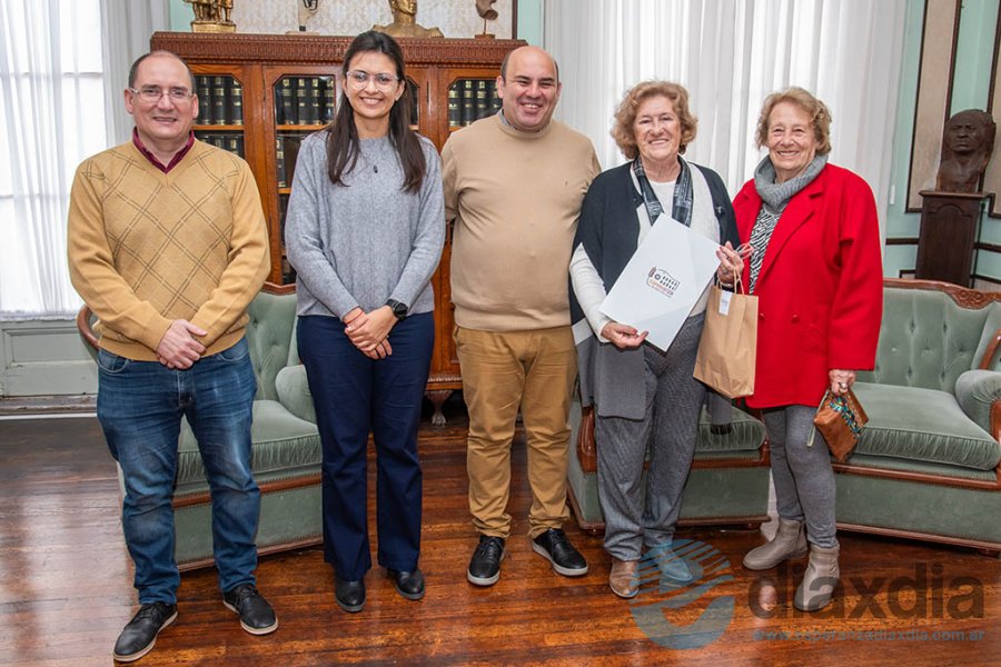 Funcionarios municipales y la dirigente reconocida